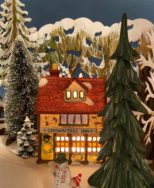 Crowntree Inn Christmas Village House by Dept 56. Illuminated Dickens Village Series. Made in Taiwan. Christmas Village/Diorama.