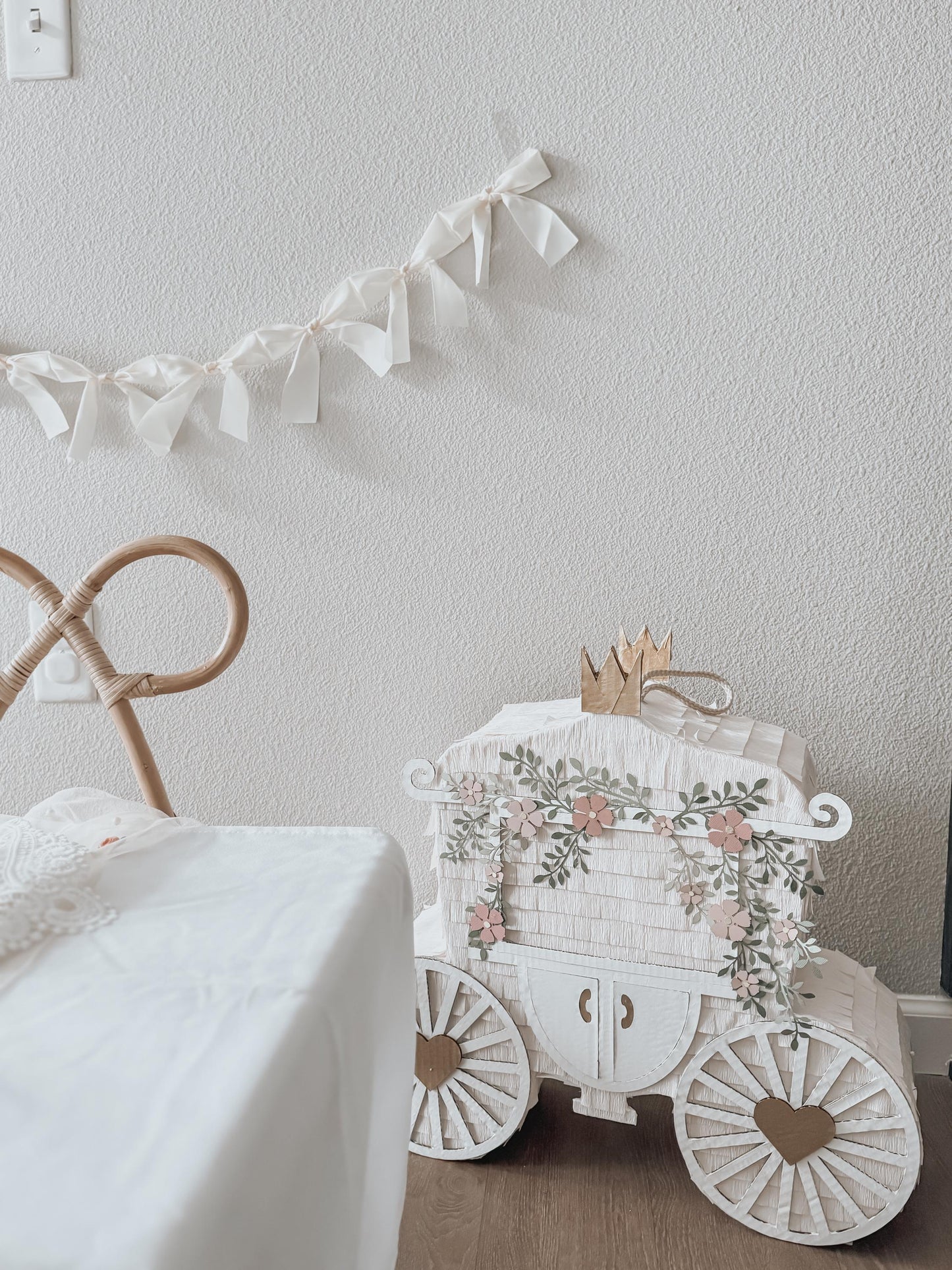 šRegal Carriage Princess PiƱata ā Luxuriously Handcrafted for Fairy Tale Birthdays | Elegant & Customizable Party Centerpiece