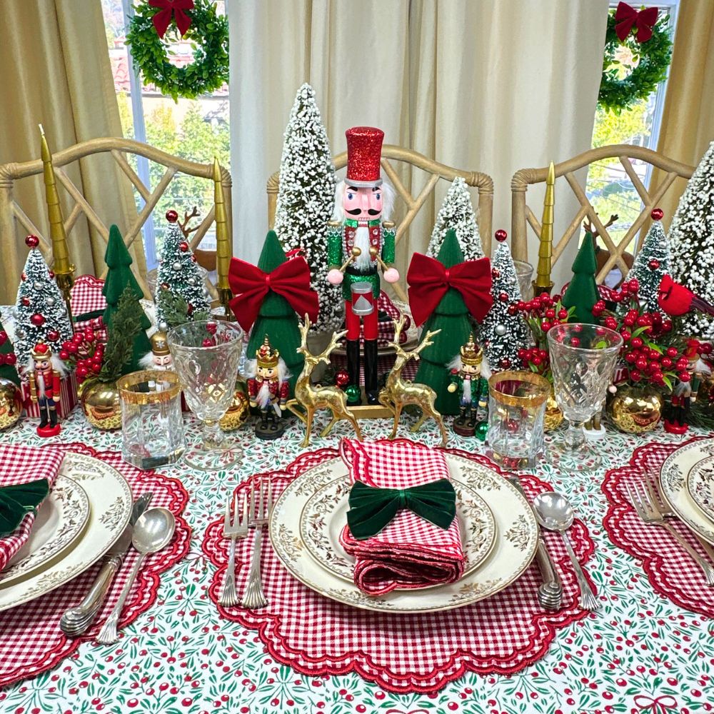The Mistletoe & Bows - Tablecloth
