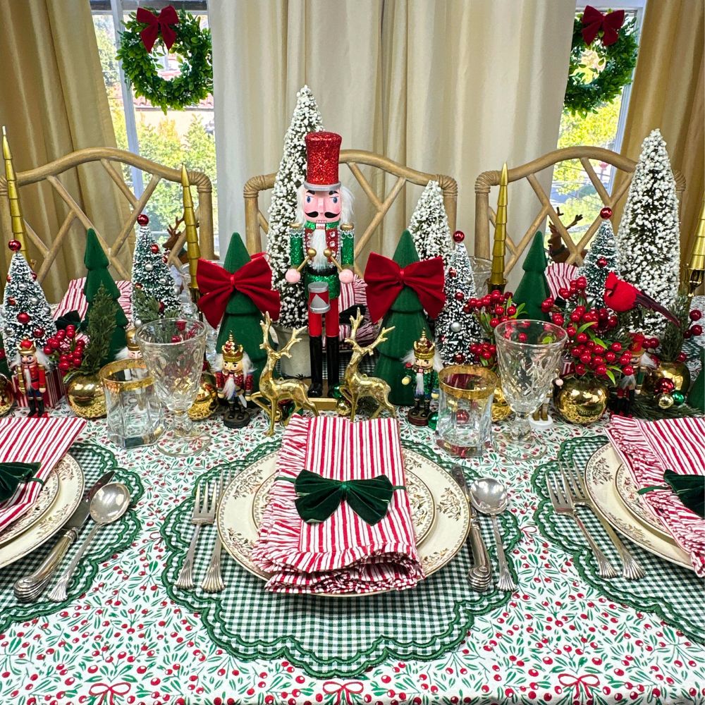 The Mistletoe & Bows - Tablecloth