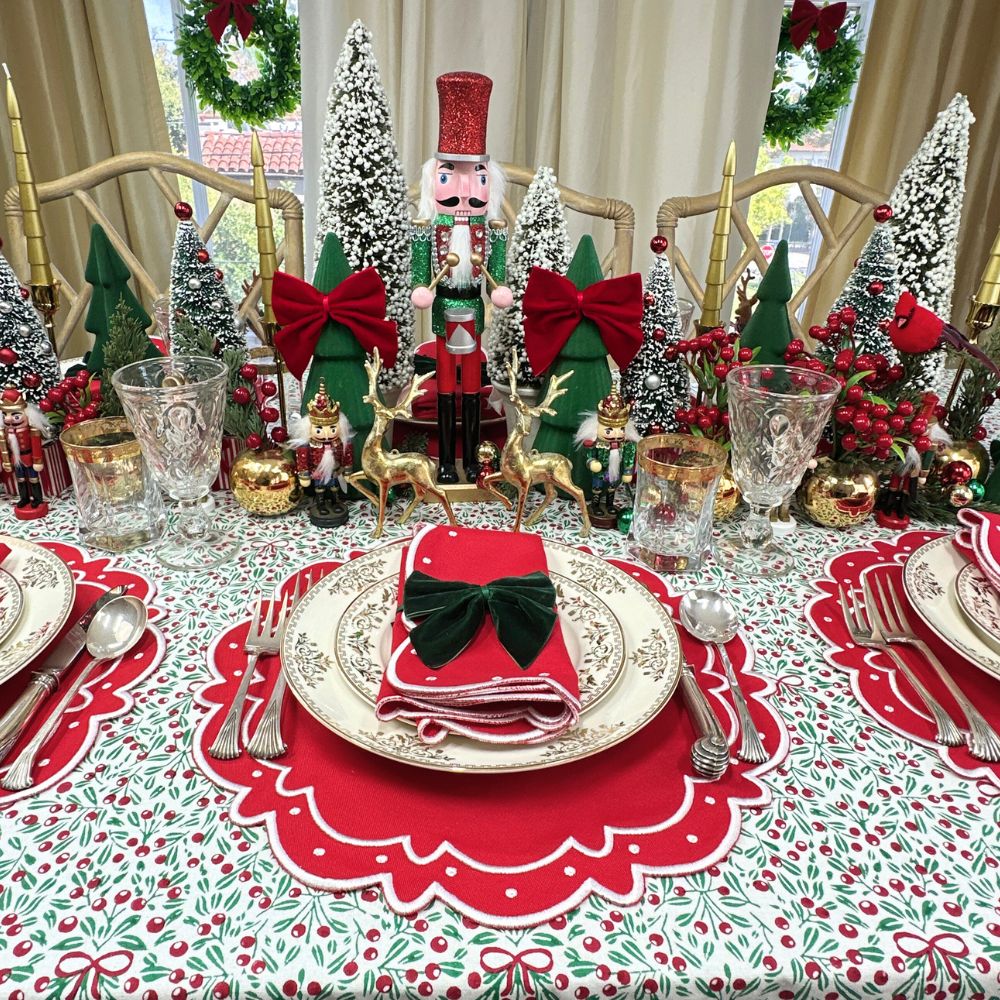 The Mistletoe & Bows - Tablecloth