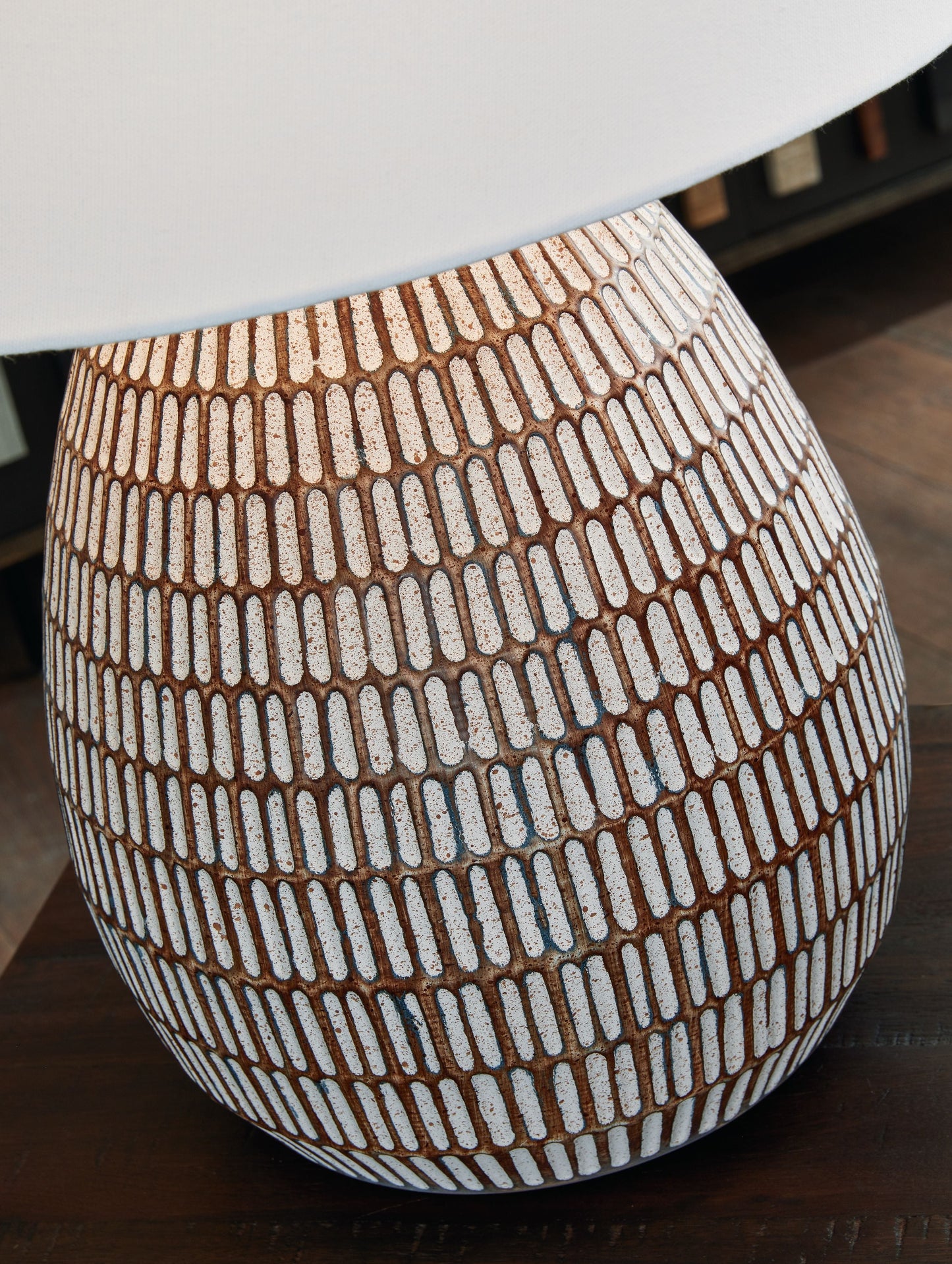 Darrich - Metal Table Lamp - Beige / White