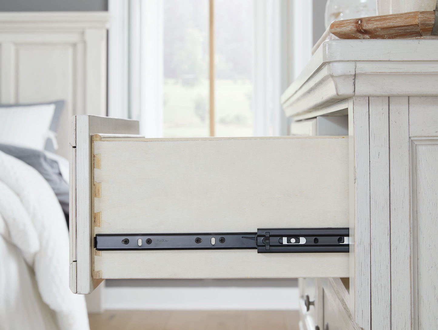 Robbinsdale - Five Drawer Chest - Antique White