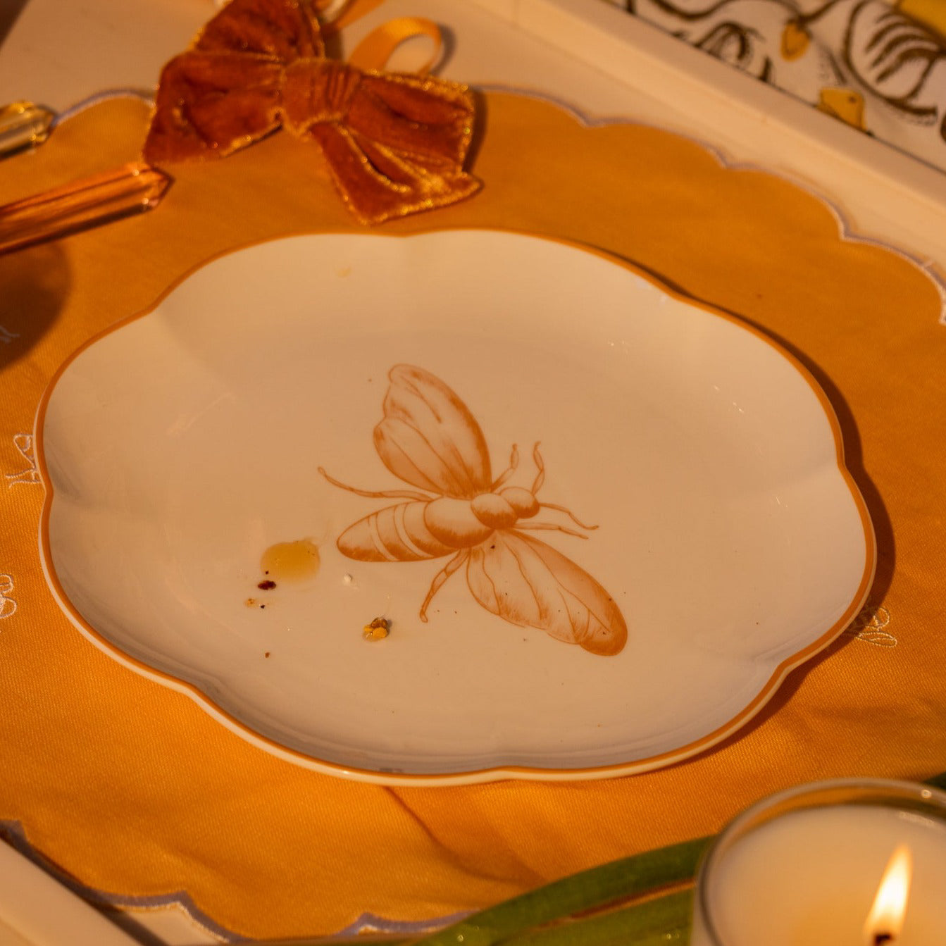 Bumble Homecoming Scalloped Starter Plate - Case of 12 Plates (+3 Bonus Plates)