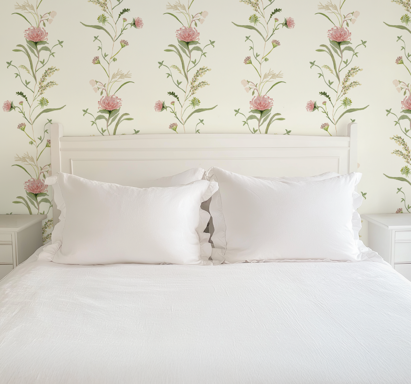 French Vine in Rose Garden Wallpaper