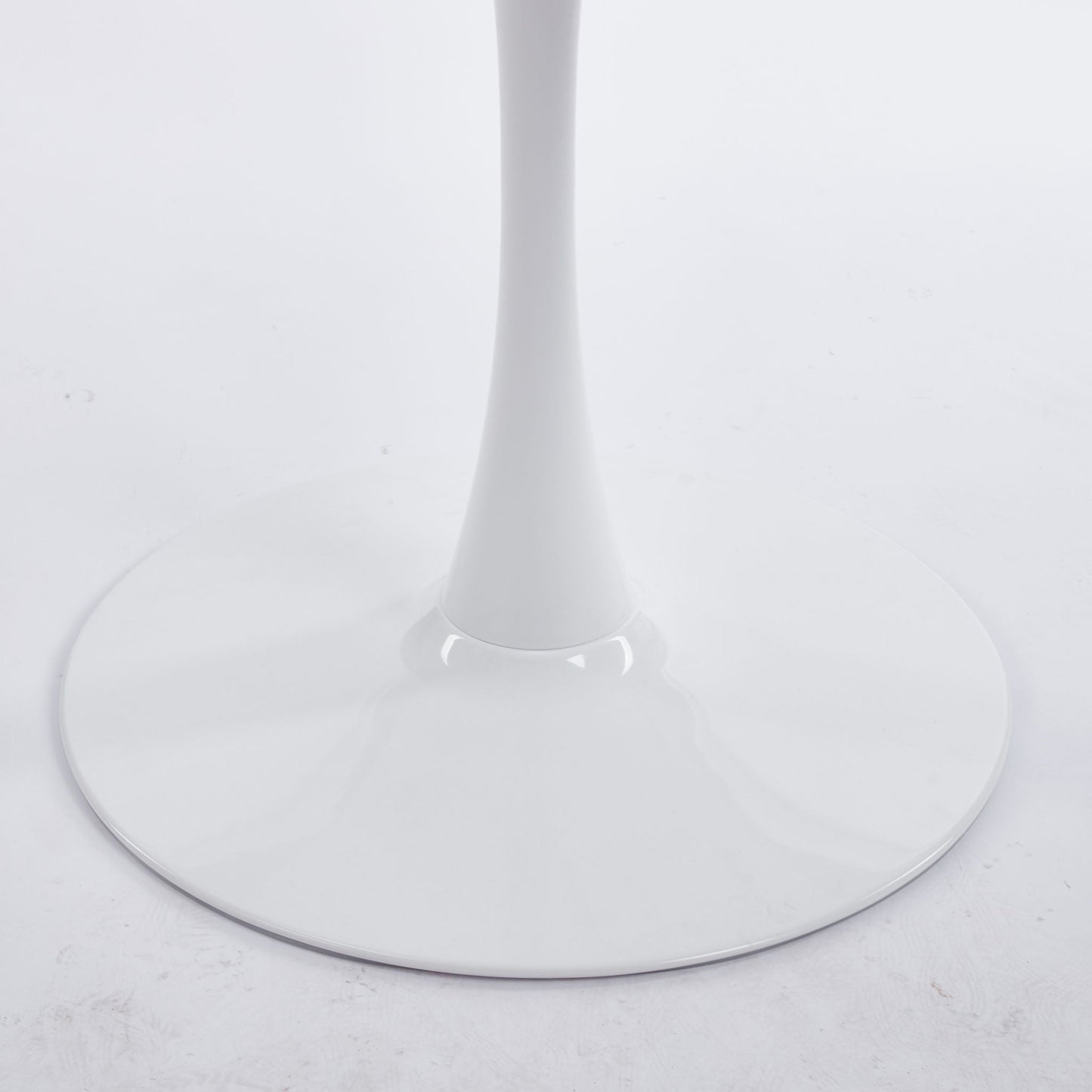 Mid-Century Tulip Dining Table With Round Top