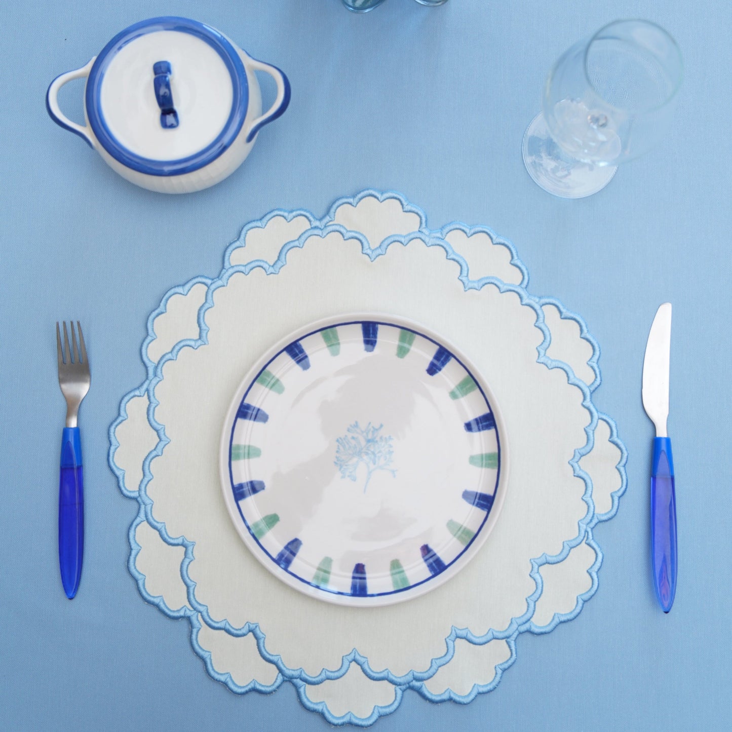 CRESSIDA BLUE & WHITE SCALLOPED FABRIC PLACEMAT (Set Of 4)
