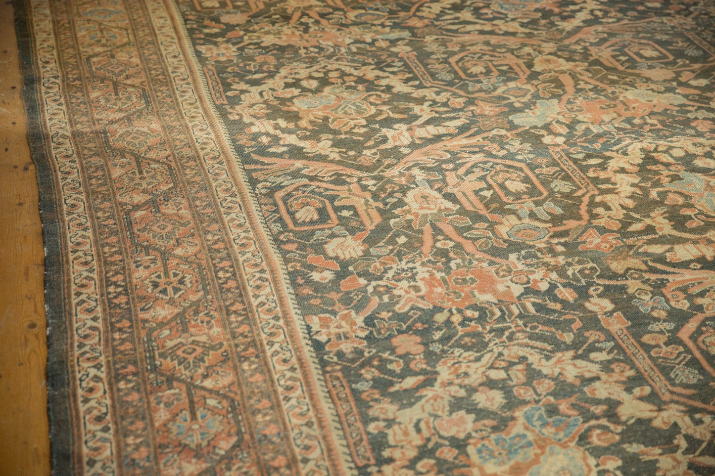 11x15.5 Vintage Distressed Mahal Carpet