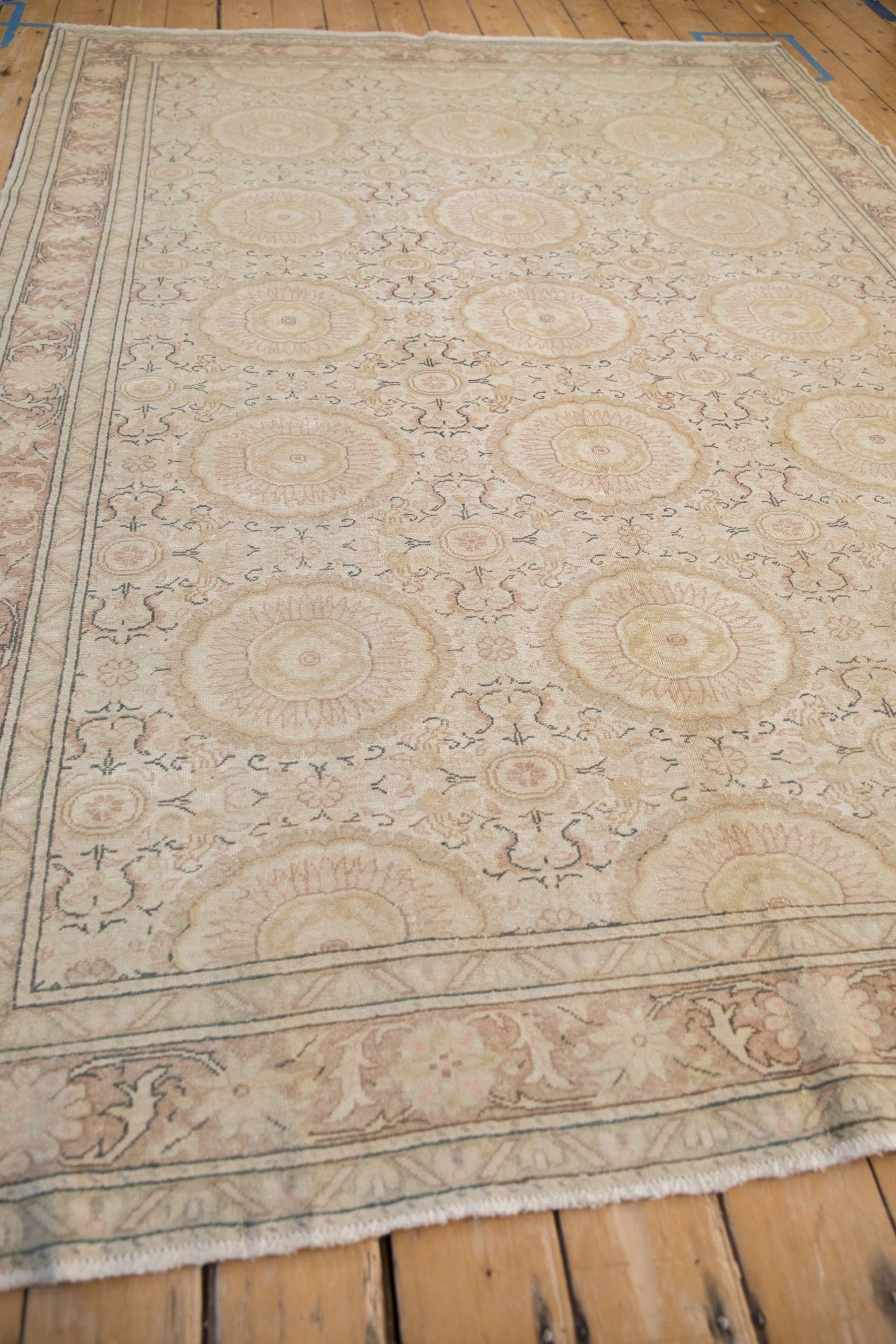 6.5x9.5 Vintage Distressed Kaisary Carpet
