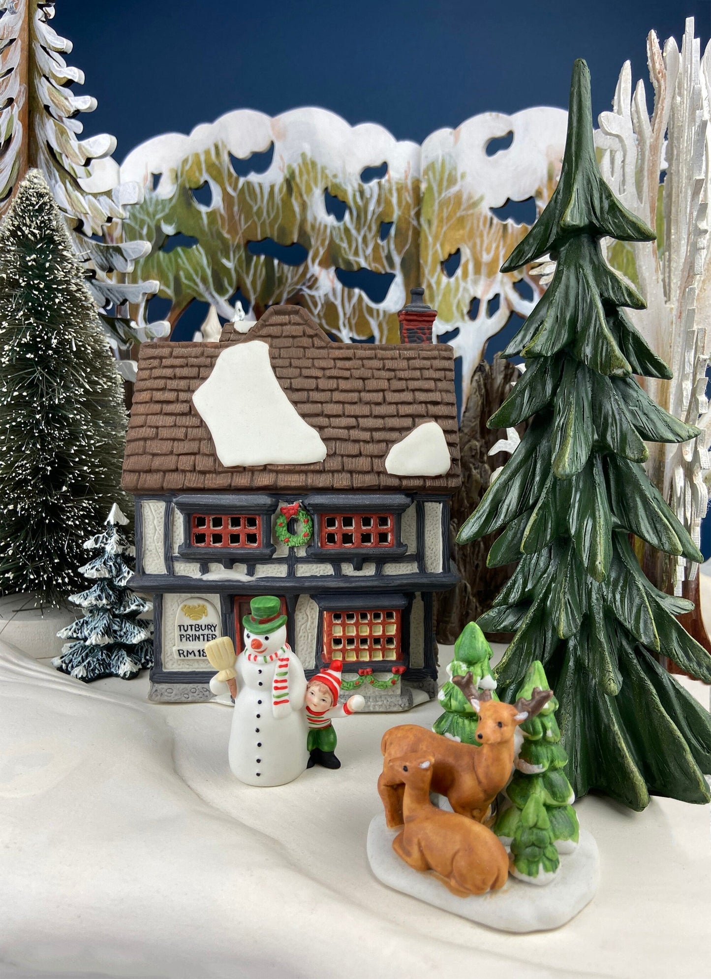 Crowntree Inn Christmas Village House by Dept 56.  Illuminated  Dickens Village Series. Made in Taiwan. Christmas Village/Diorama.