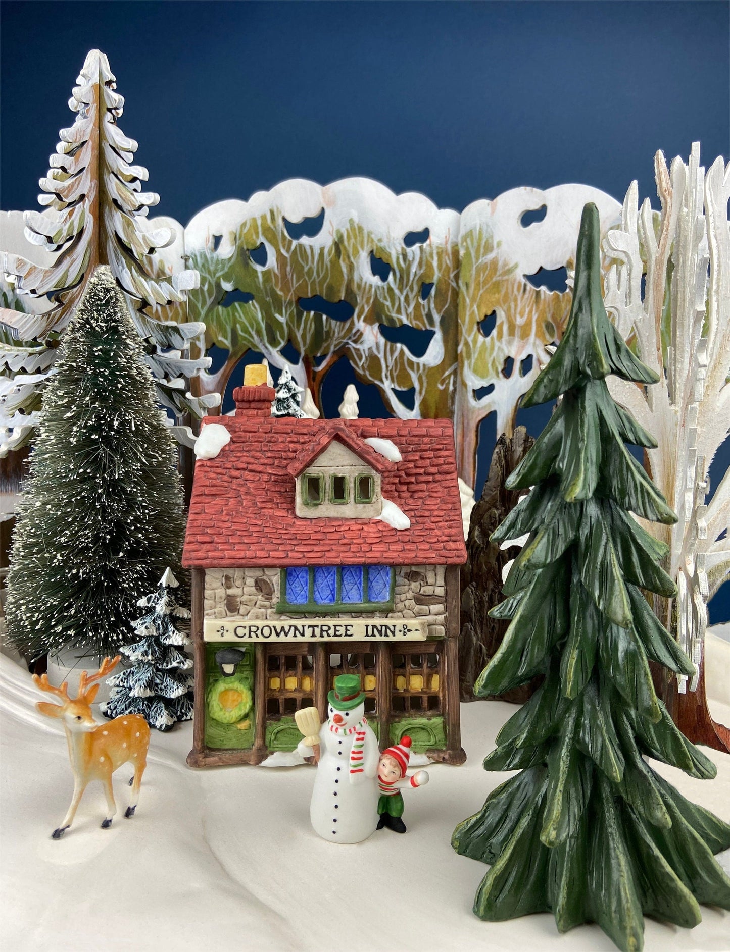 Crowntree Inn Christmas Village House by Dept 56.  Illuminated  Dickens Village Series. Made in Taiwan. Christmas Village/Diorama.